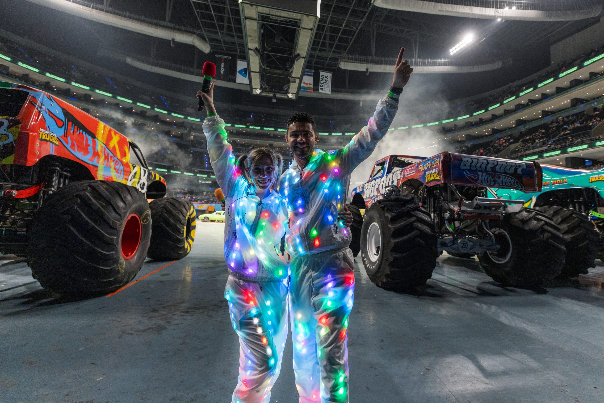 Fãs vibrando durante a apresentação dos monster trucks